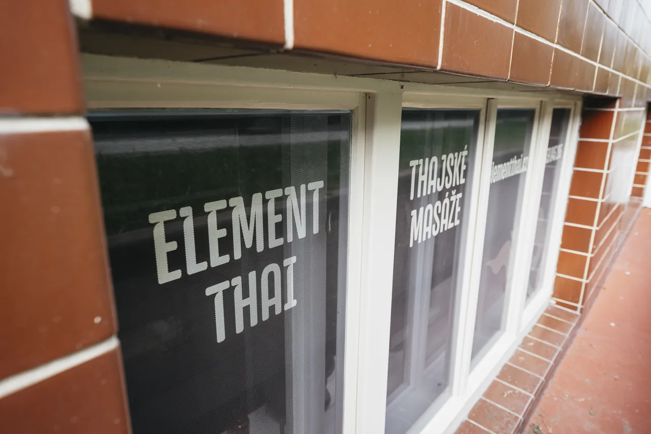 Nápis ELEMENT THAI Thajské masáže v okně